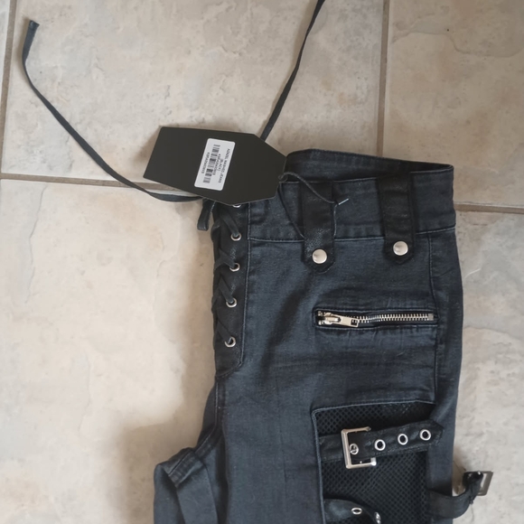 Stylish Skinny Jeans with Buckle Details - Picture 3 of 5